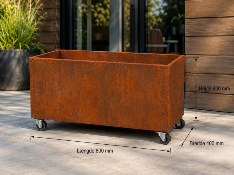 Rusten plantekasse i stål på hjul, 800 x 400 x 400 mm, placeret på terrasse ved moderne hus